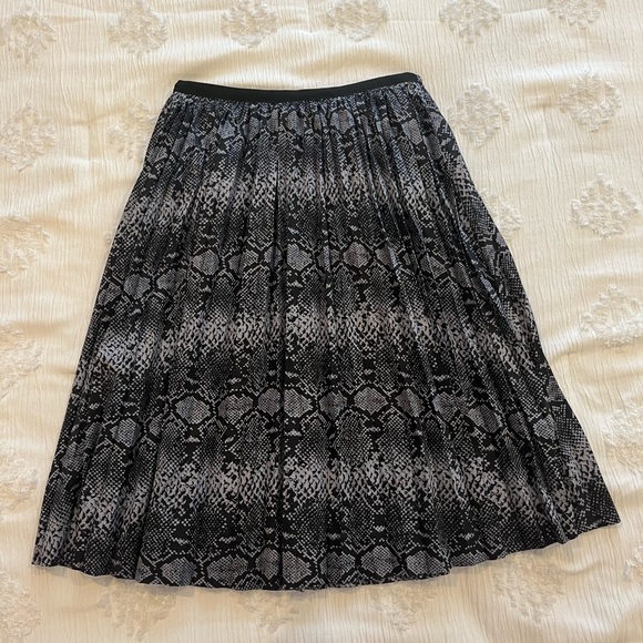 wrong side of right pleated skirt, size 2 - Picture 2 of 4
